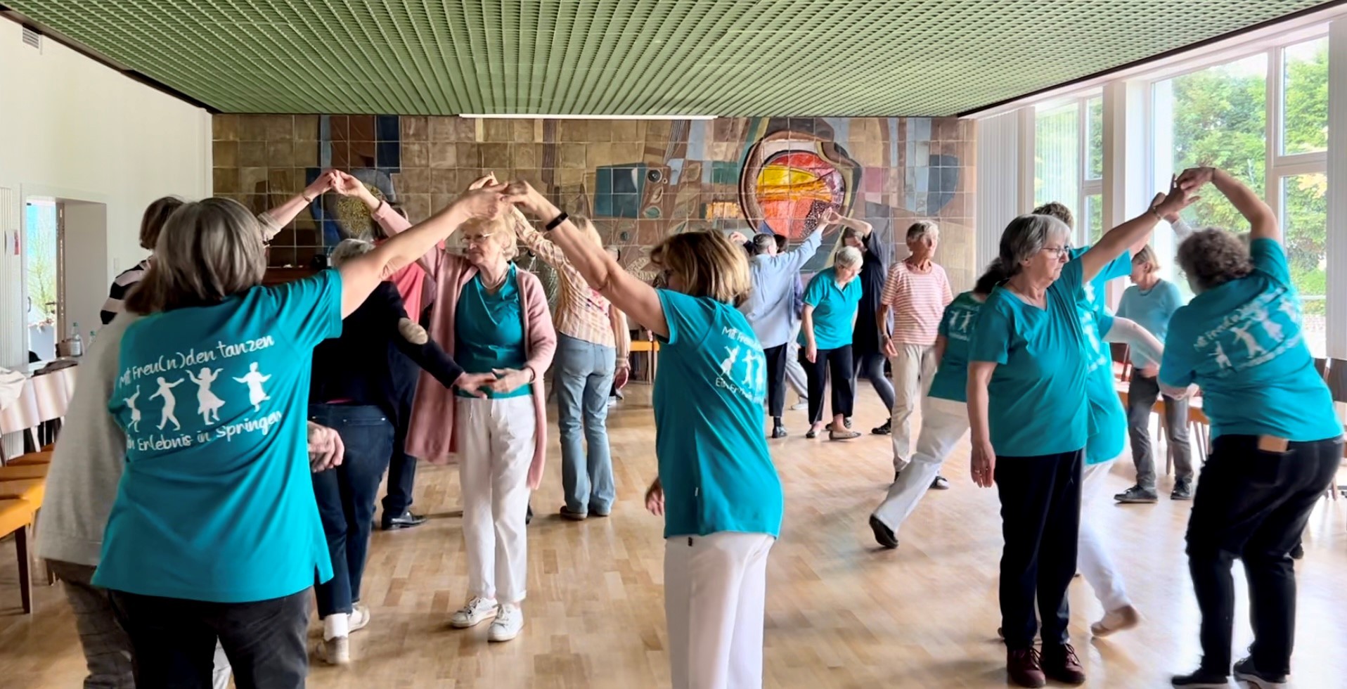 Tanzende Seniorinnen
