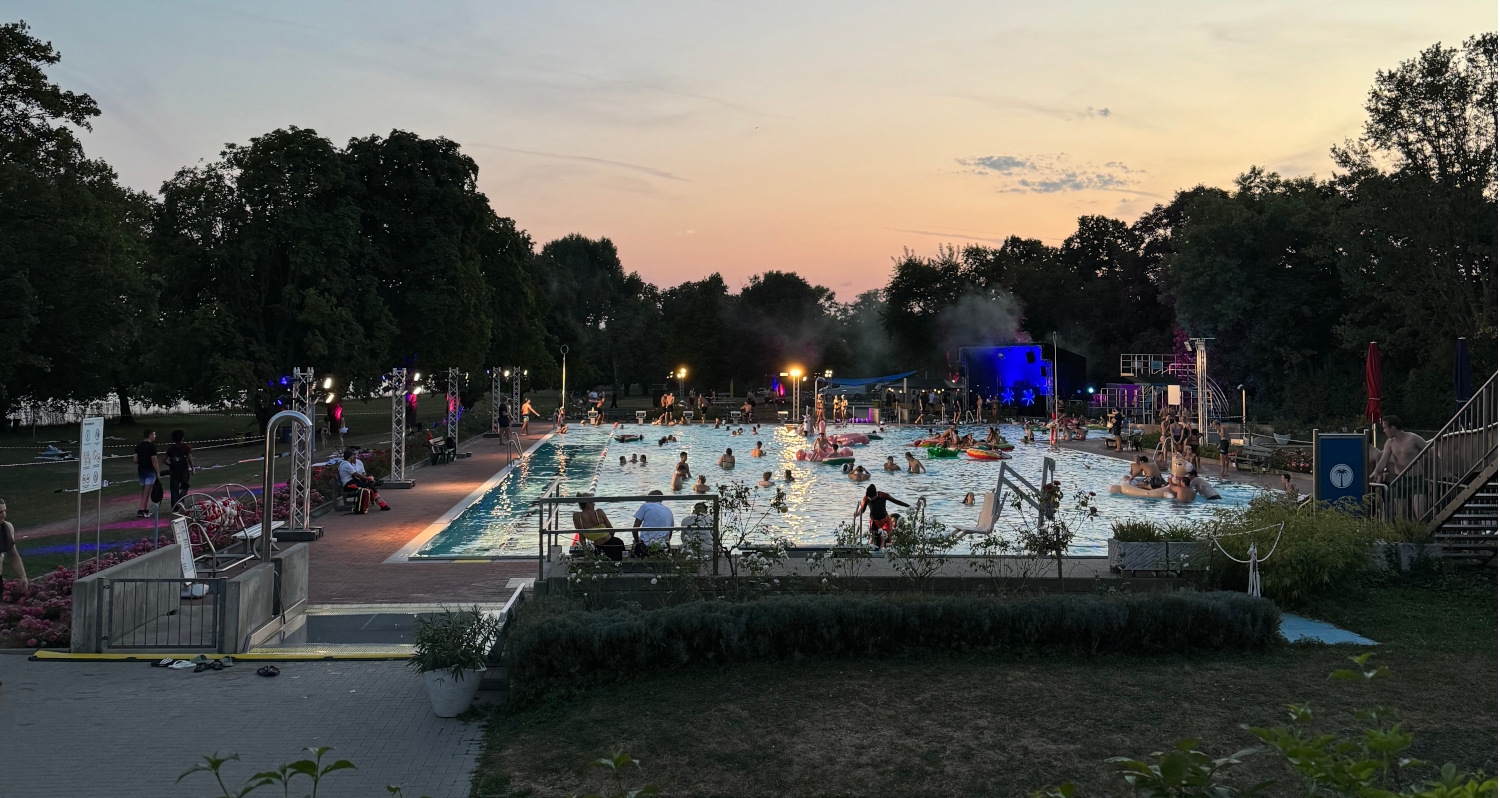 Jugendliche im Schimmbecken in der Abenddämmerung