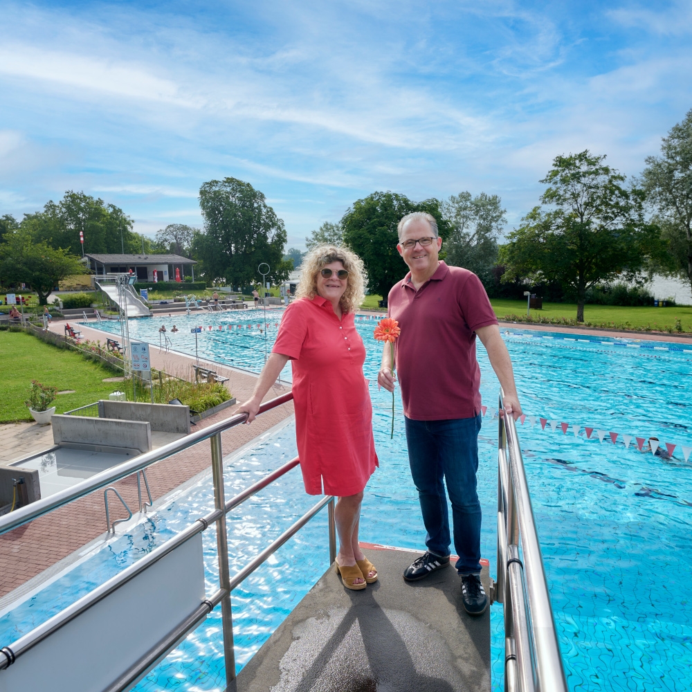 Bürgermeister und Sigrun Breithaupt auf dem drei Meter Turm mit Blick über das Rosenbad