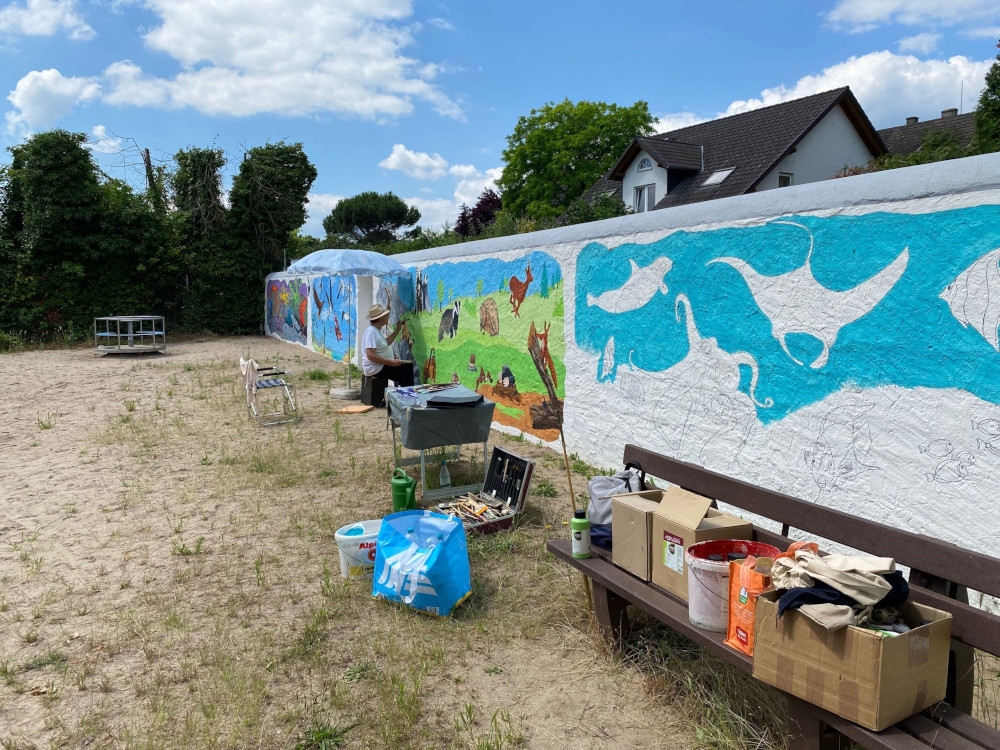 Maler beim Gestalten der Mauer