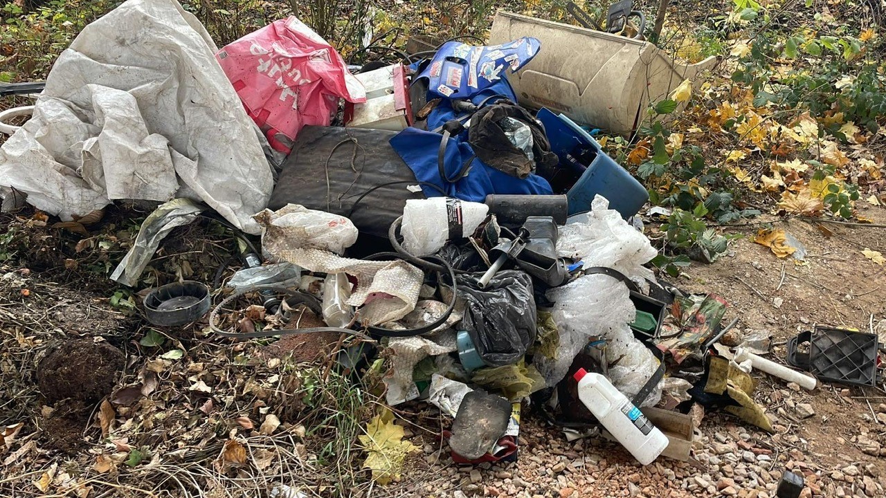 Müllhaufen in der Landschaft