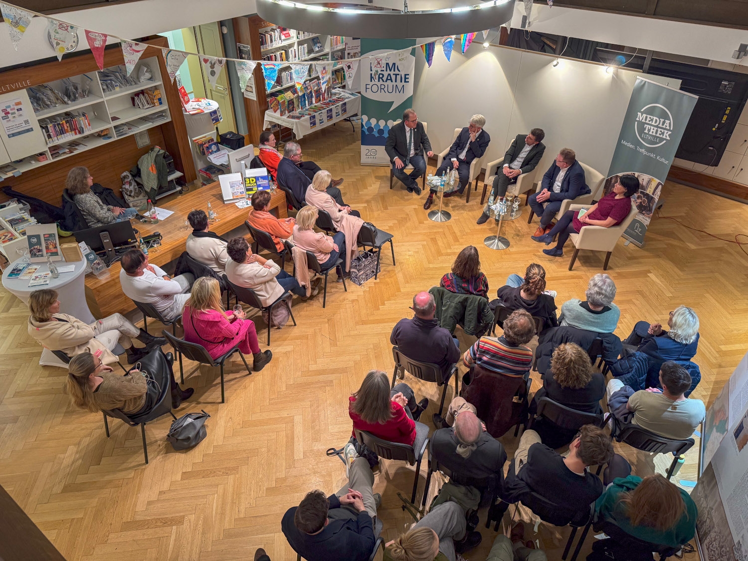 Blick auf den gefüllten Raum aus der Vogelperspektive