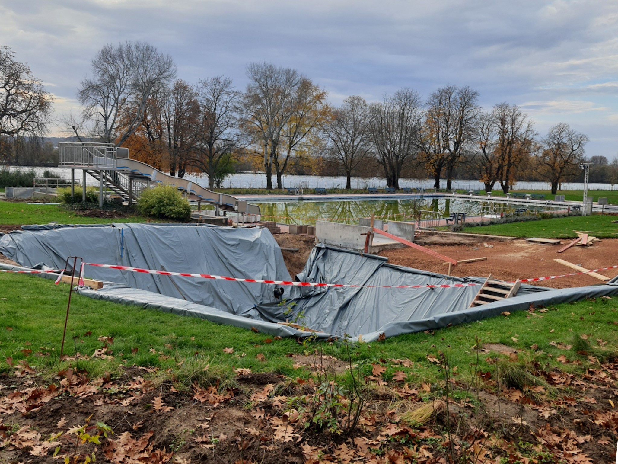 Baugrube im Rasen des Freibads