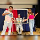 Die drei Schauspielenden auf der Bühne