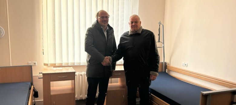 Peter Fries (l.) und Bürgermeister Oleksandr Saienko stehen in einem Krankenzimmer
