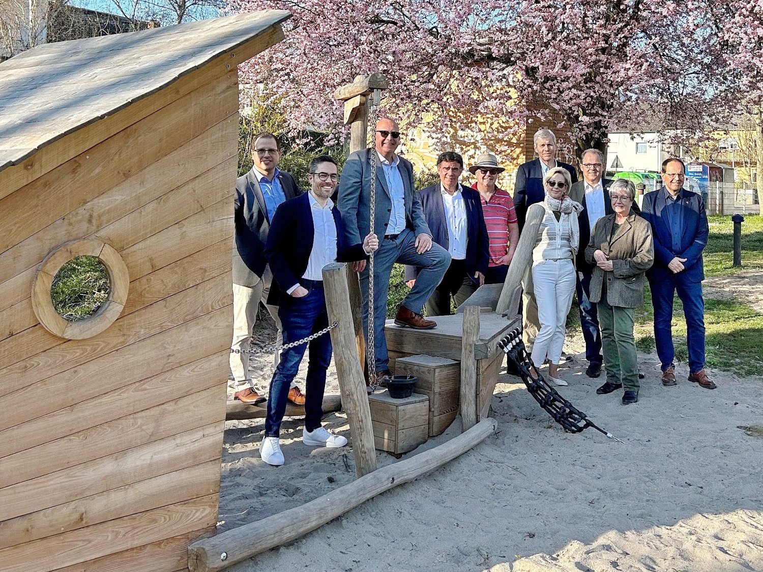 Gruppenfoto der Beteiligten am Spielschiff