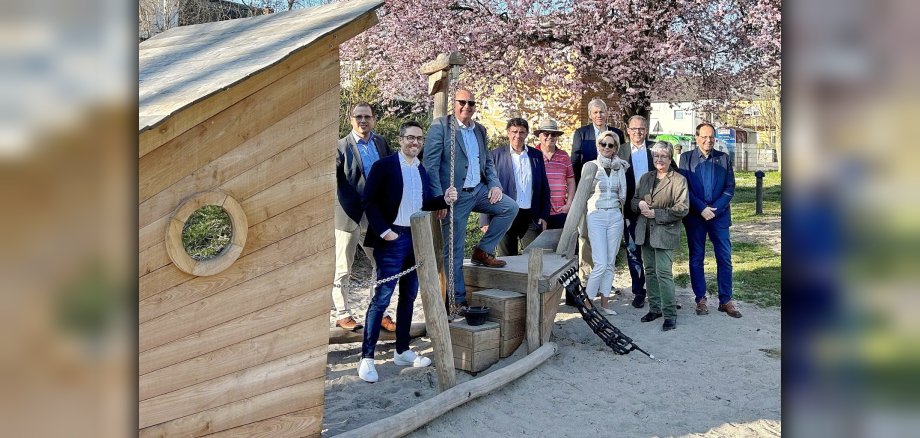Gruppenfoto der Beteiligten am Spielschiff