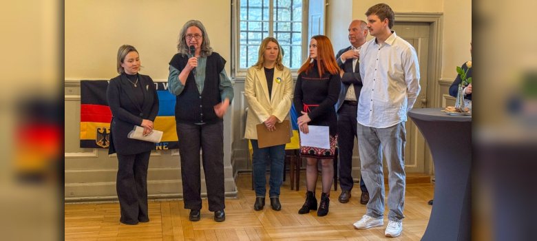 Das Team der Jugendpflege und die Ukrainerinnen