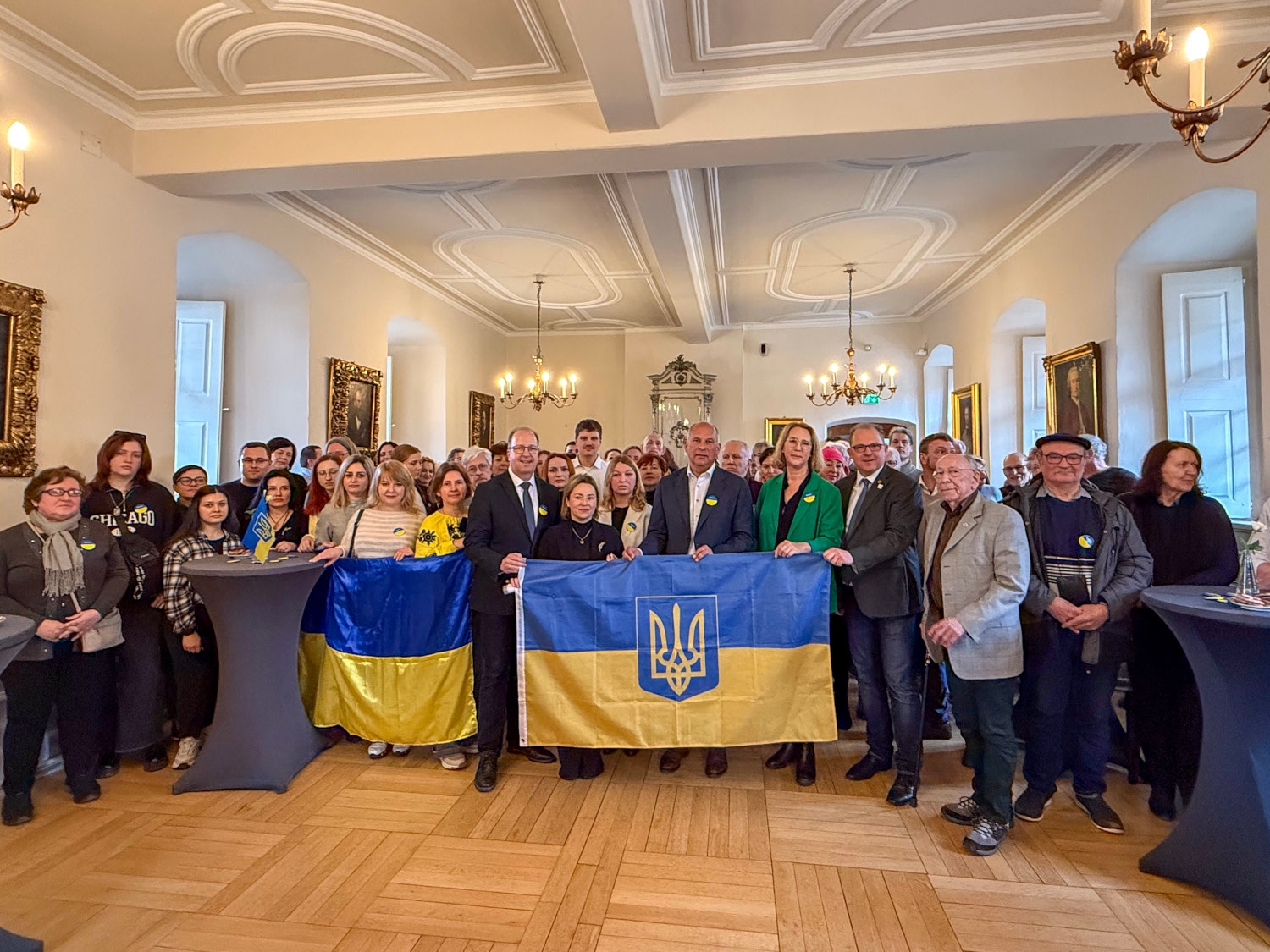 Gruppenfoto der Teilnehmenden der Mahnwache mit Innenminister Roman Poseck