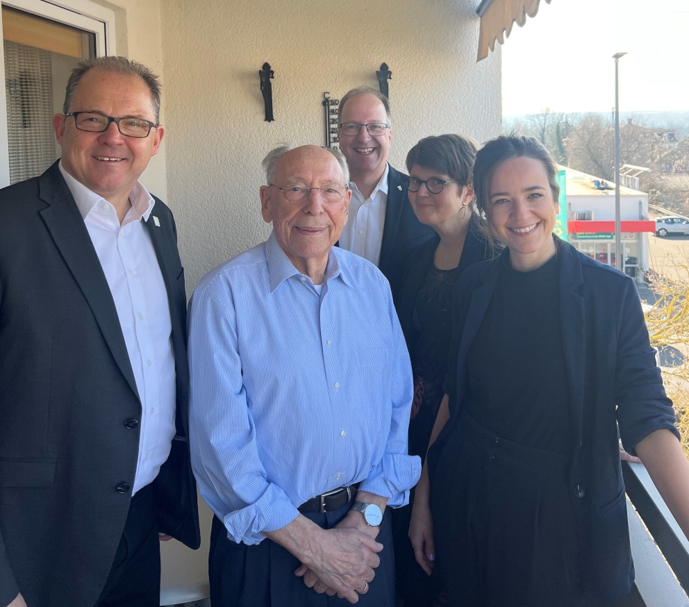 Gruppenfoto der Gratulatenten mit dem Geburtstagskind
