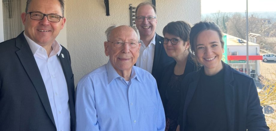 Gruppenfoto der Gratulatenten mit dem Geburtstagskind