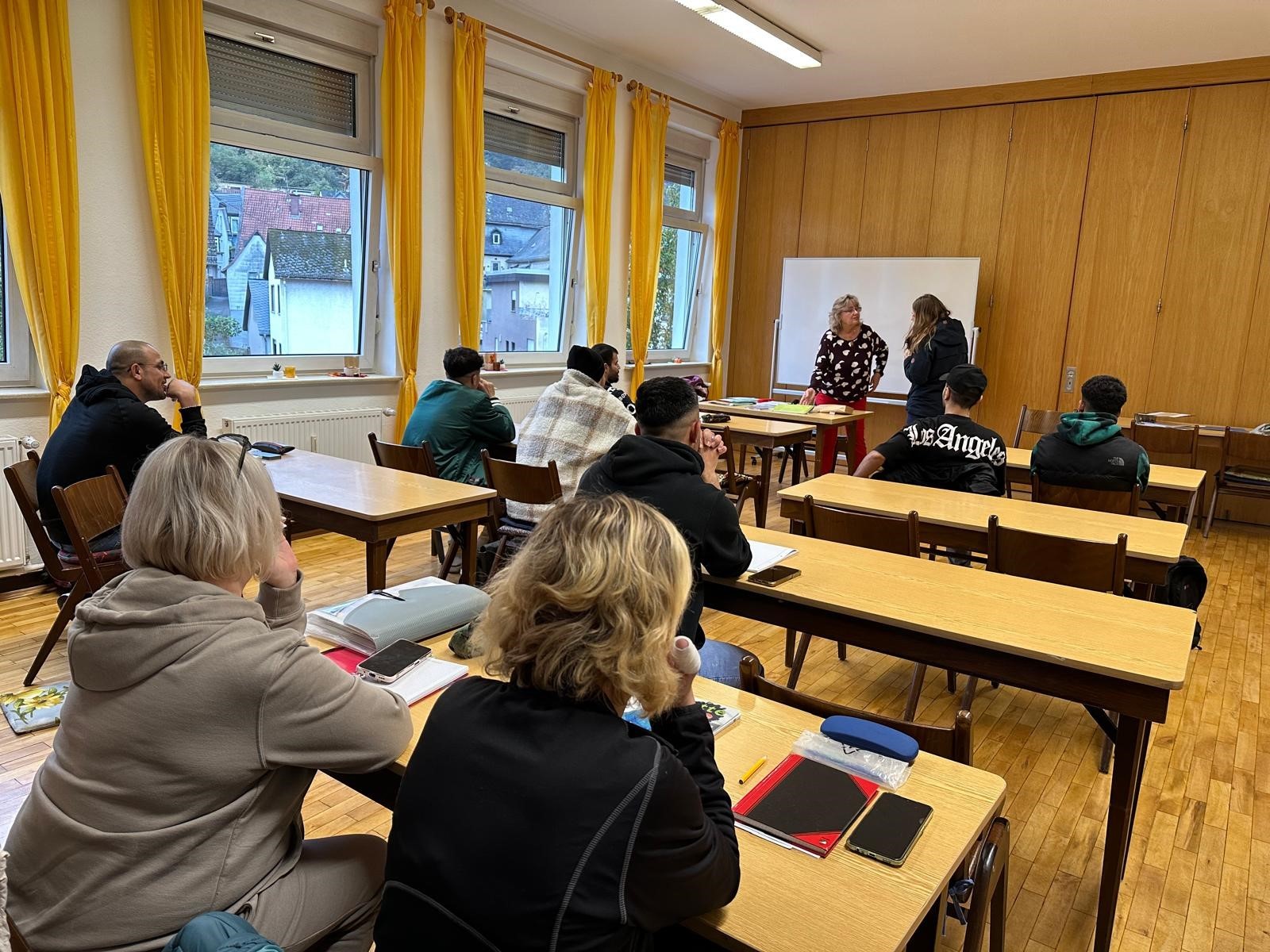 Blick von hinten in das Zimmer während des Integrationskurses