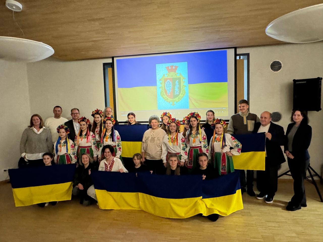 Gruppenfoto mit den Jugendlichen in traditioneller ukrainischer Kleidung und weiteren Beteiligten