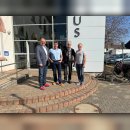 Gruppenfoto mit dem Bürgermeister und drei Beratern vorm Eltviller Rathaus
