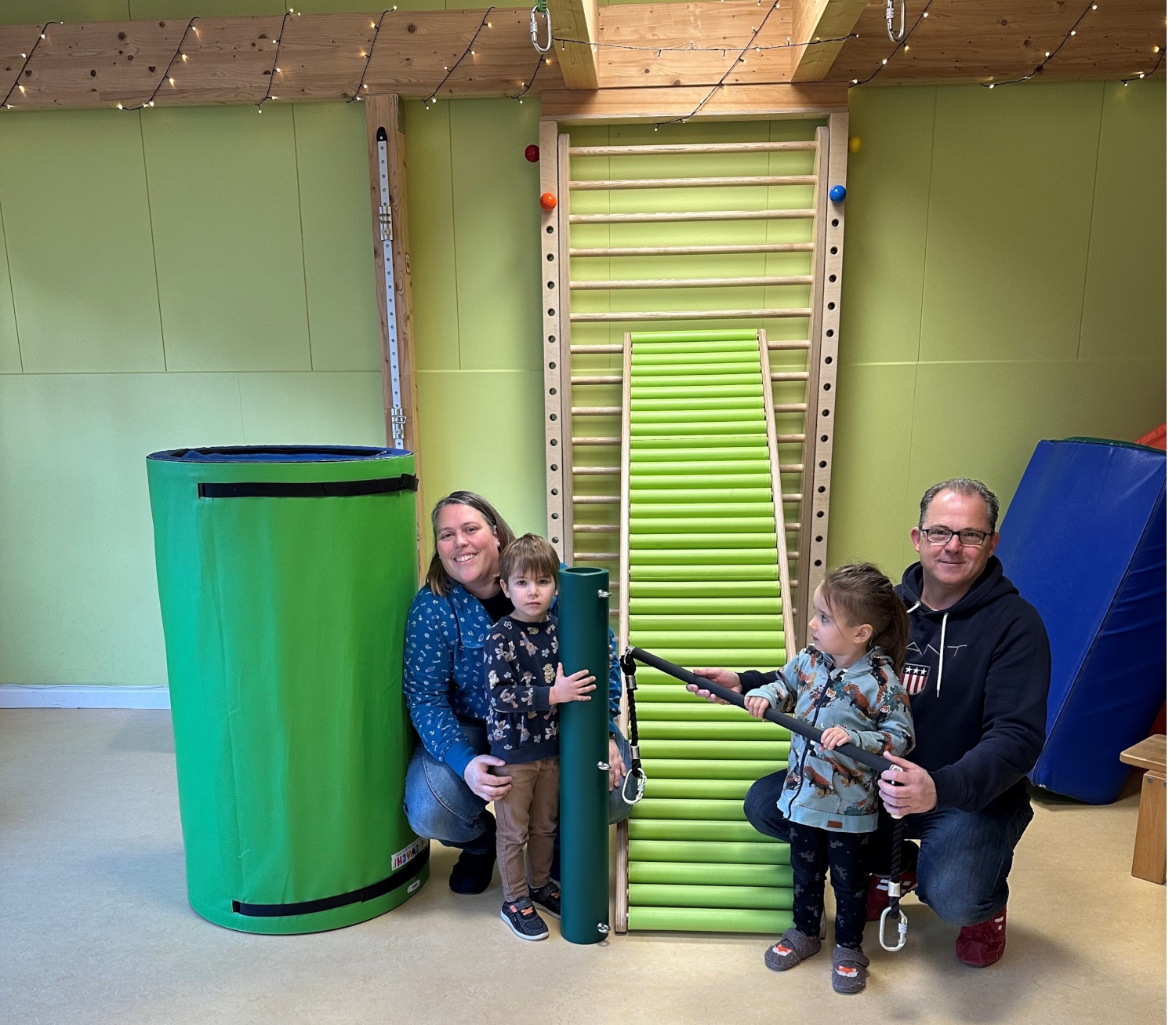 Der Bürgermeister und die stellv. Kitaleitung mit zwei Kitakindern im Motorikzentrum