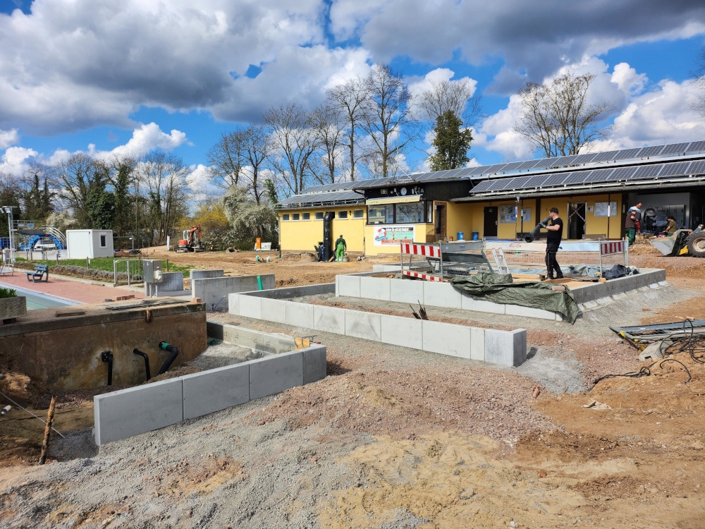 Die Außenanlage mit eingegrabenem Pumpenbauwerk.