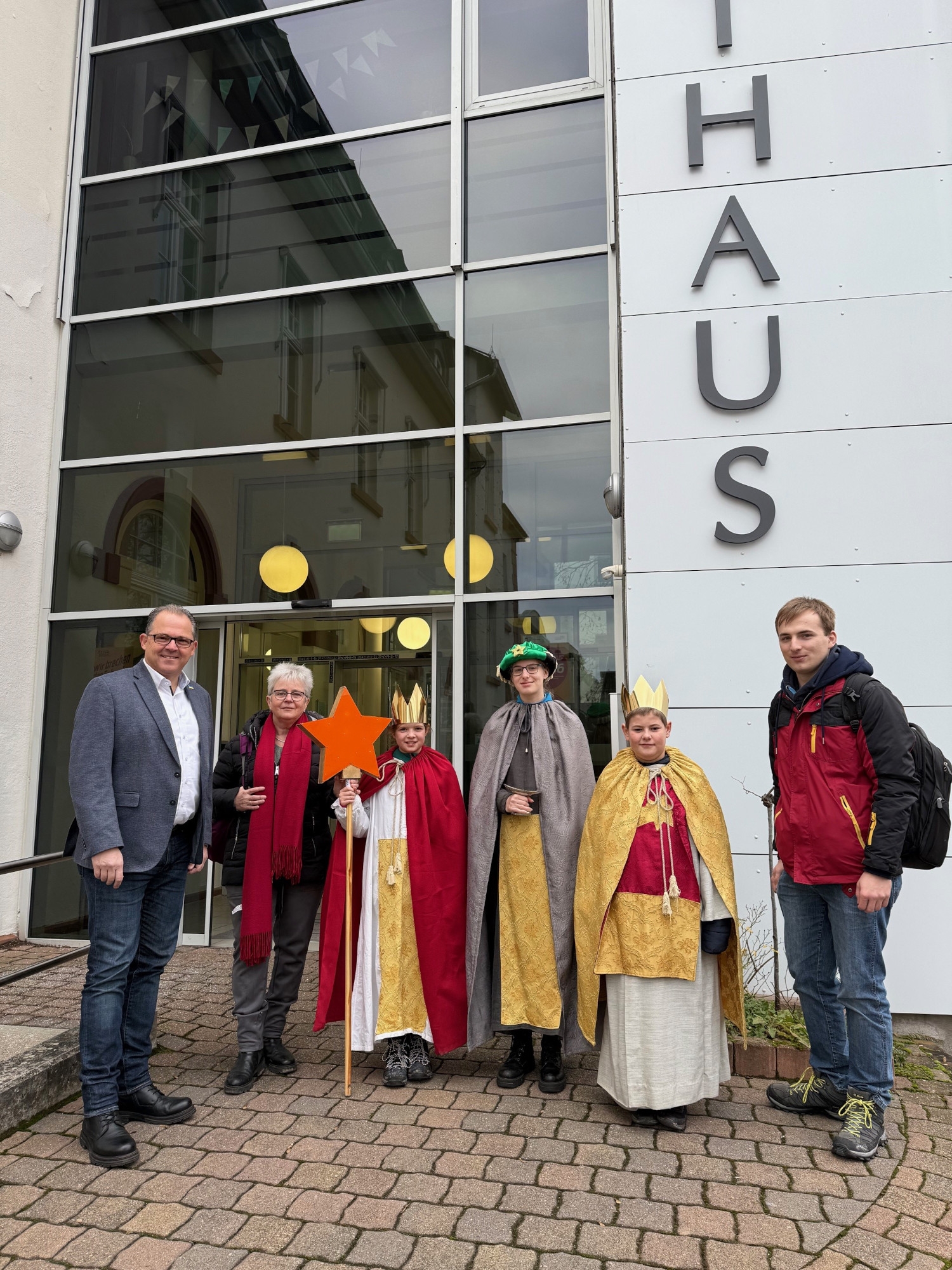 Bürgermeister Kunkel und die Sternsinger vorm Rathauseingang