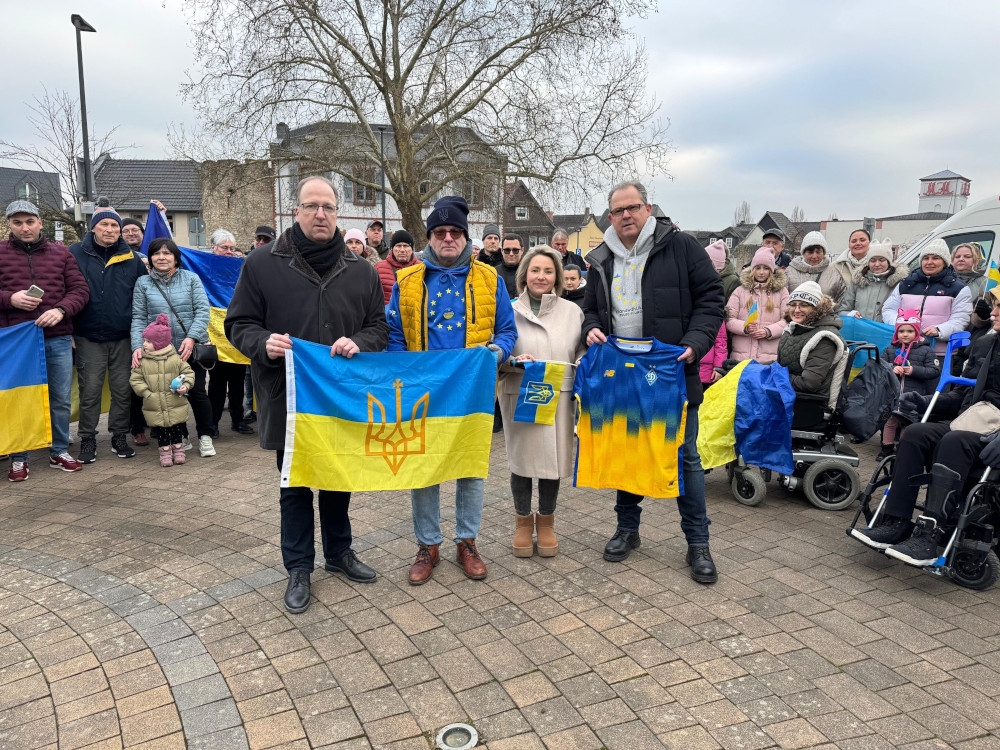 Gruppenfoto mit Ukraine-Flagge