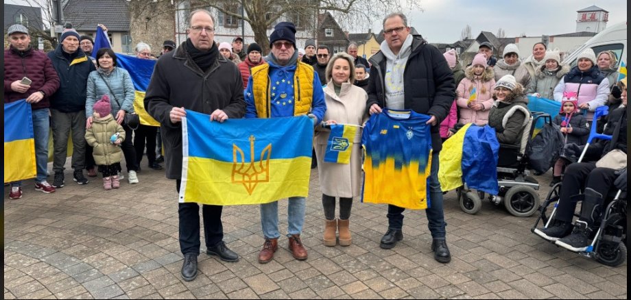 Gruppenfoto mit Ukraine-Flagge