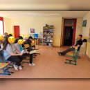 Mitarbeiter der StadtWerke sitzt vor Schülergruppe und erzählt über seinen Beruf
