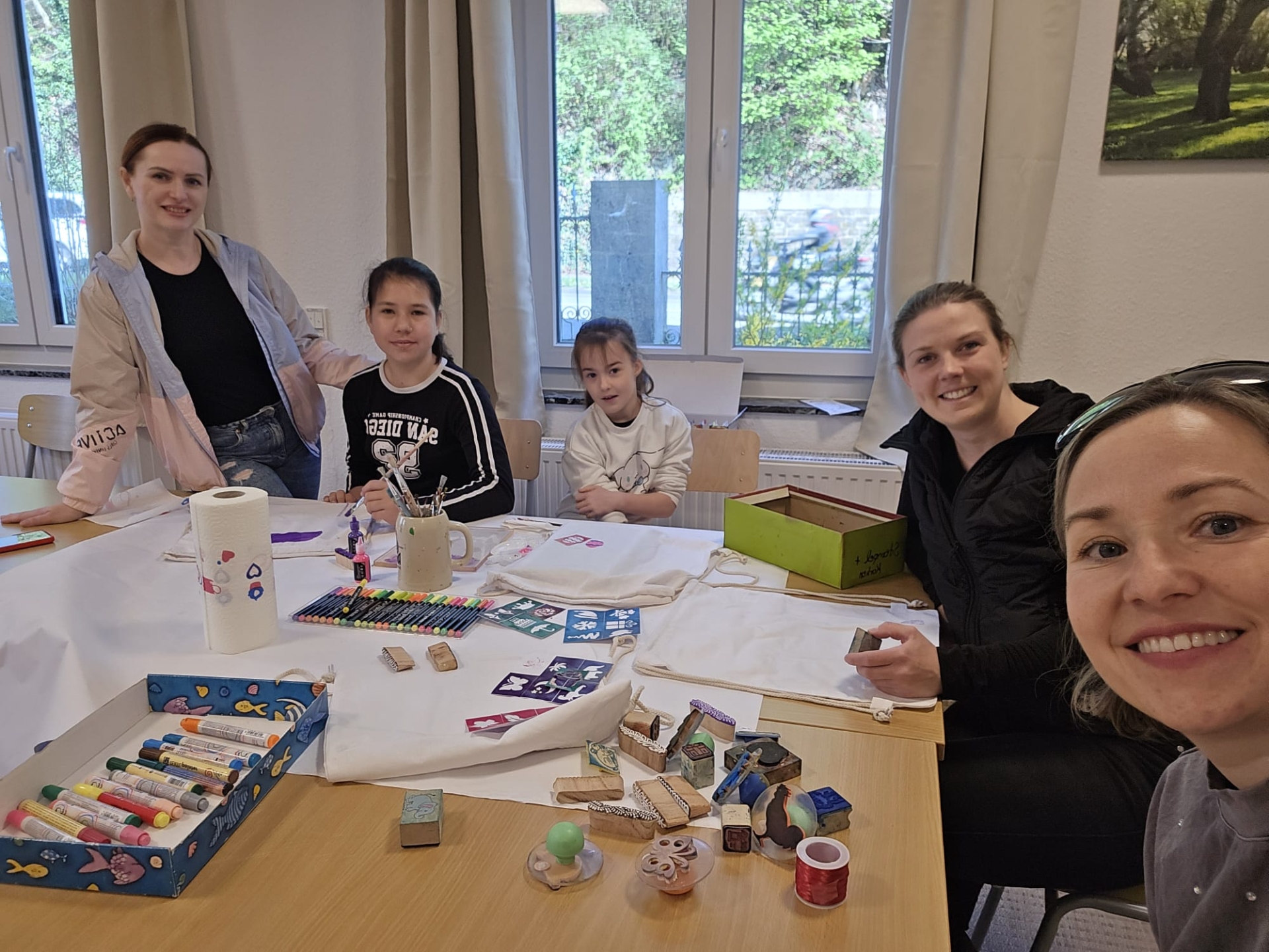 Gruppenfoto der JUZ-MItarbeiterinnen mit zwei Kindern aus der Geflüchtetenunterkunft