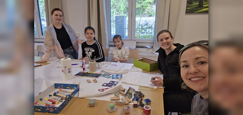Gruppenfoto der JUZ-MItarbeiterinnen mit zwei Kindern aus der Geflüchtetenunterkunft