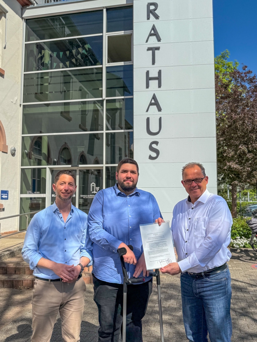 Gruppenfoto der drei Herren vor dem Rathaus