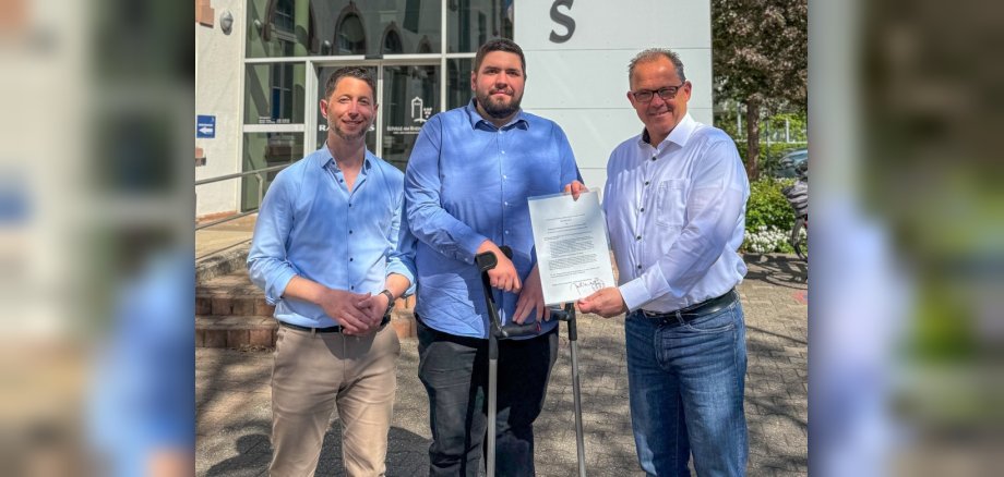Gruppenfoto der drei Herren vor dem Rathaus