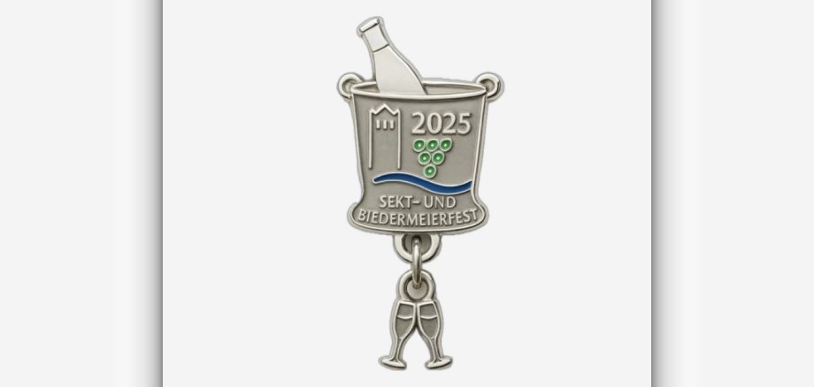 Sektfest-Brosche 2025