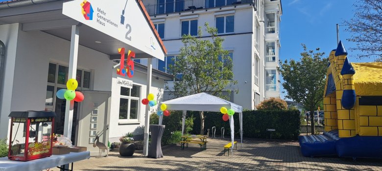 MGH von außen mit Hüpfburg im Hof und bunt geschmückt