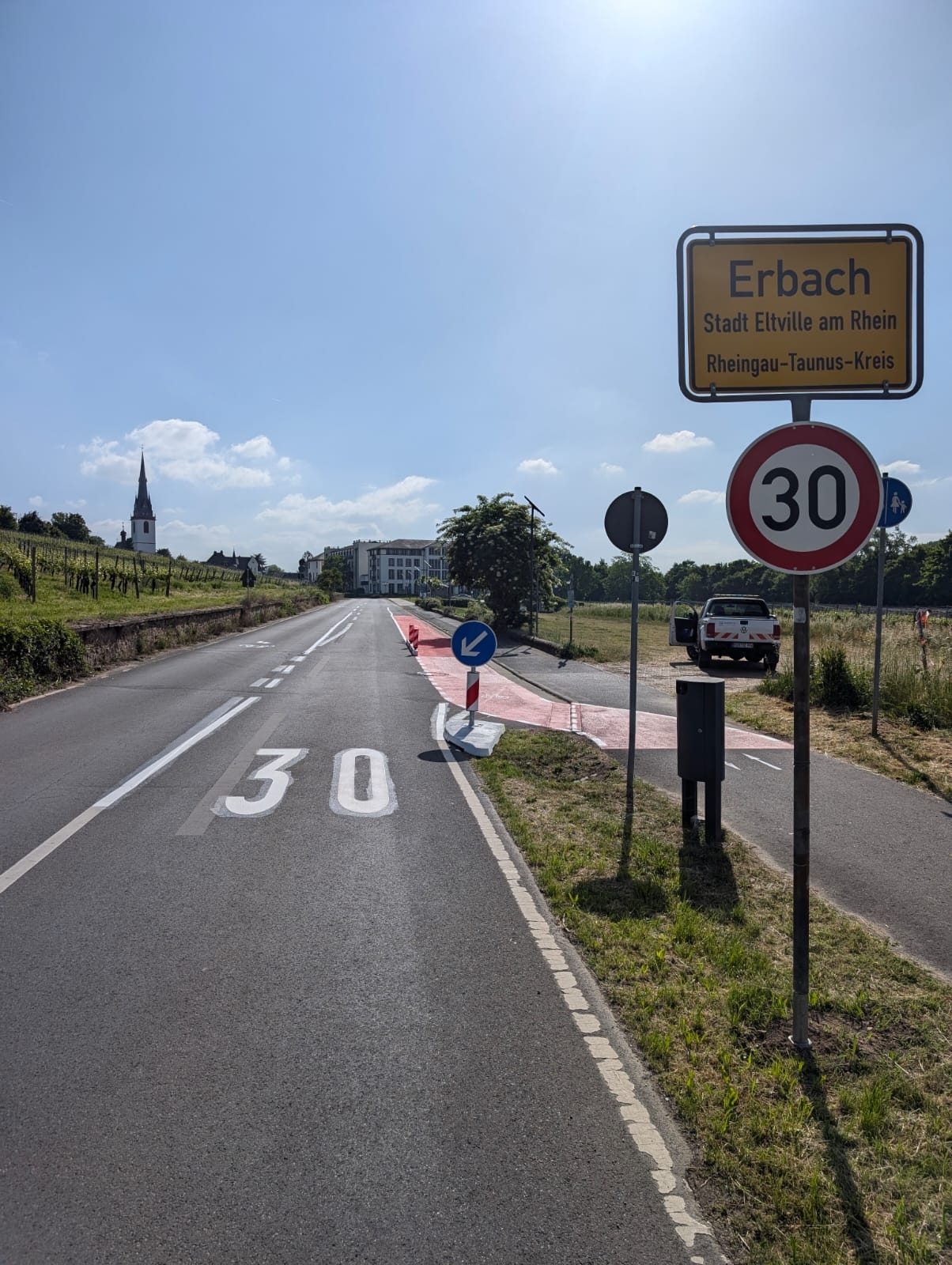 Blick vom neuen Ortsschild mit Radstreifen Richtung Erbach