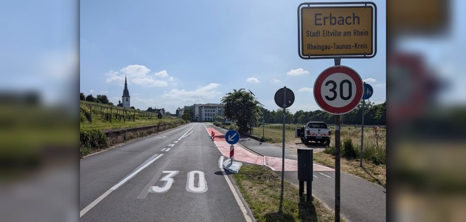 Blick vom neuen Ortsschild mit Radstreifen Richtung Erbach