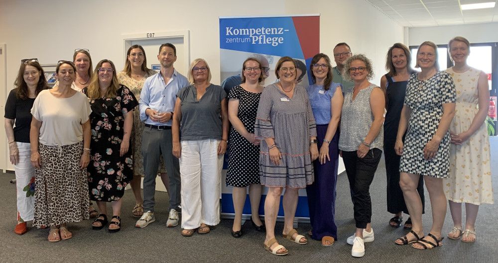 Gruppenfoto Gemeindepflegerinnen des Kreises sowie weitere Zuständige für das Projekt