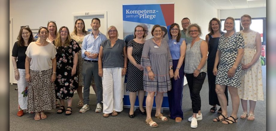 Gruppenfoto Gemeindepflegerinnen des Kreises sowie weitere Zuständige für das Projekt