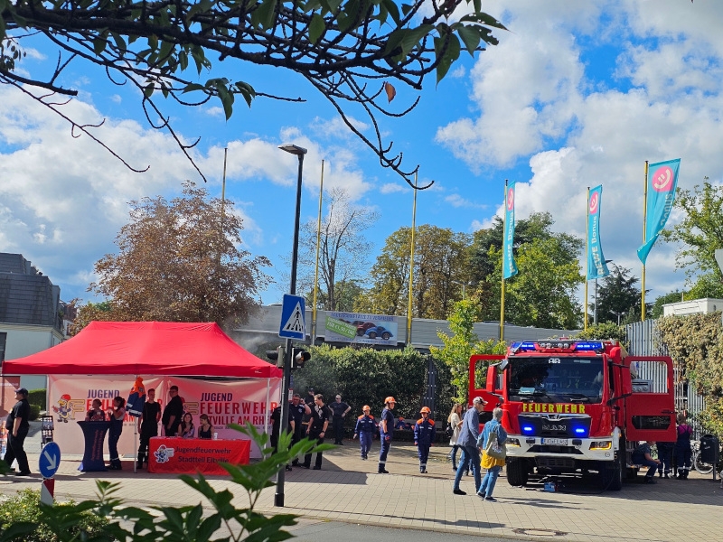 Feuerwehrauto und Infozelt mit Feuerwehrleuten stehen auf einem Vorplatz in Eltville