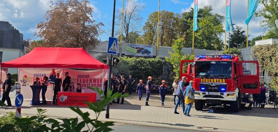 Feuerwehrauto und Infozelt mit Feuerwehrleuten stehen auf einem Vorplatz in Eltville