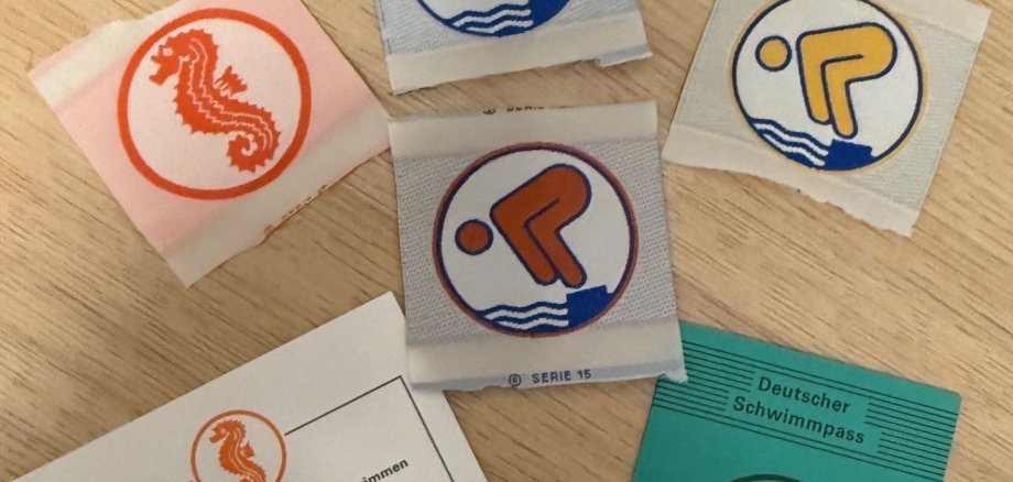 Symbolbild Schwimmabzeichen liegen auf Tisch