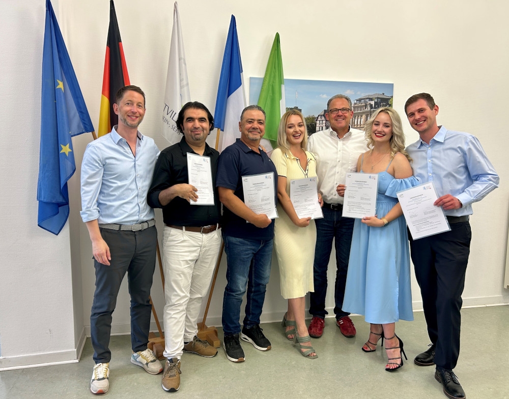 Gruppenfoto Laiendolmetschende und Bürgermeister sowie Amtsleiter für Soziales