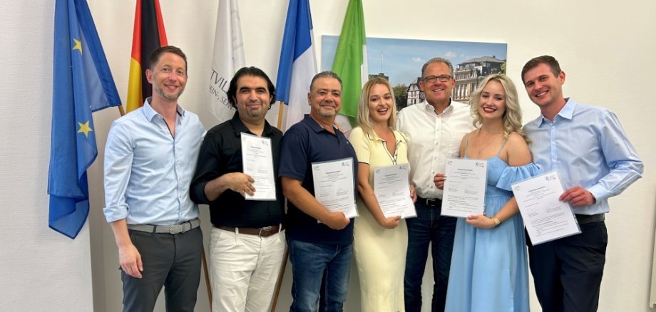 Gruppenfoto Laiendolmetschende und Bürgermeister sowie Amtsleiter für Soziales
