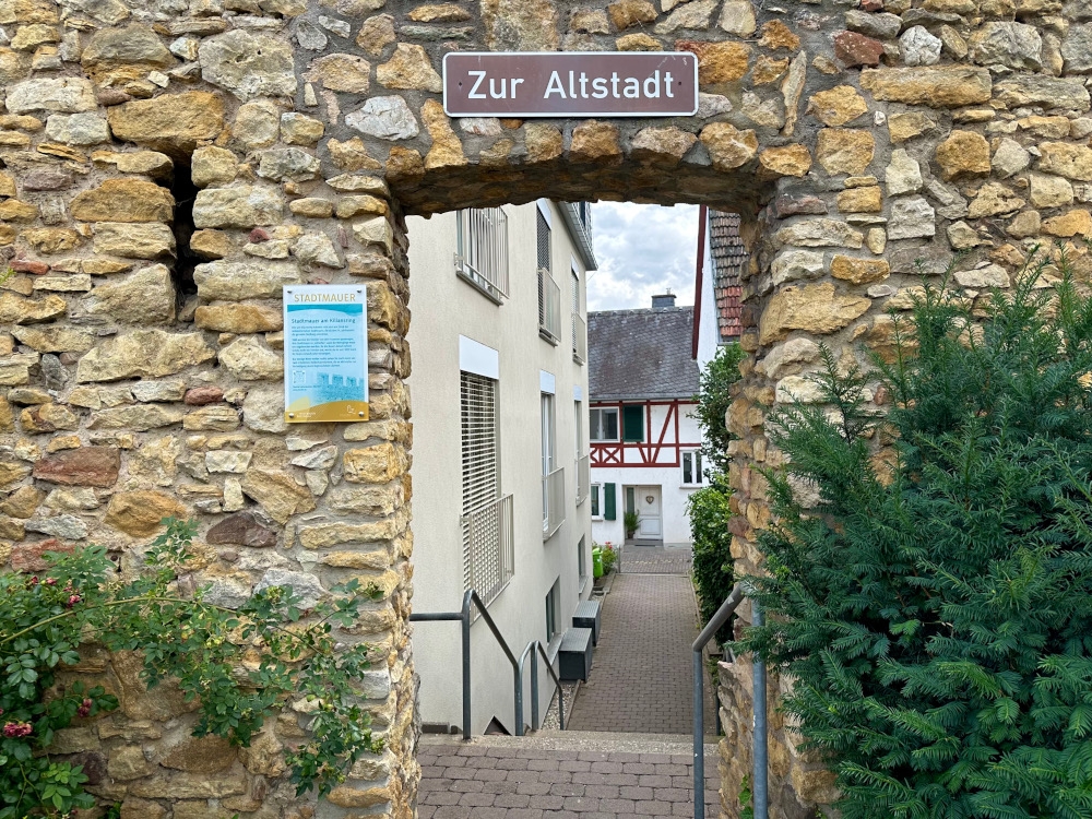 Neue Beschilderung an der historischen Stadtmauer am Kiliansring