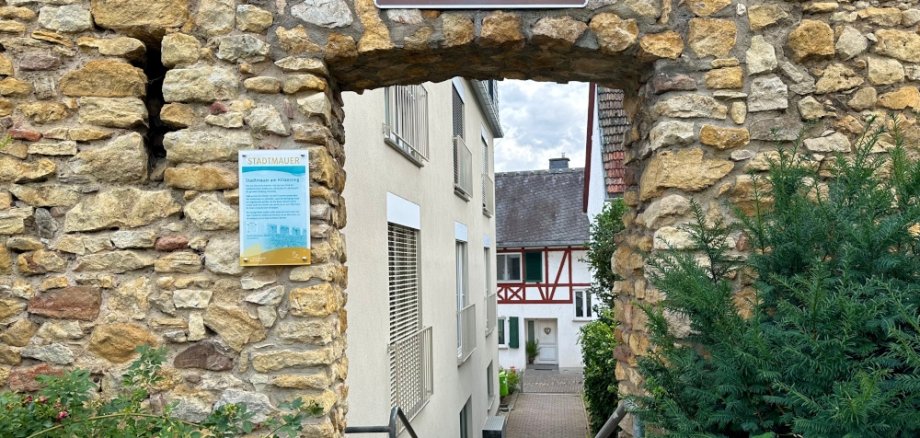 Neue Beschilderung an der historischen Stadtmauer am Kiliansring