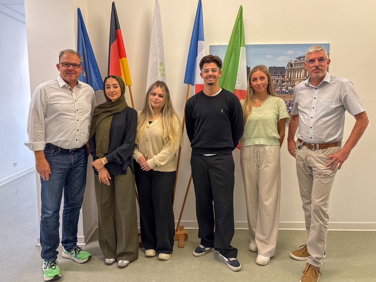 Gruppenfoto der vier neuen Nachwuchskräfte mit Bürgermeister und Hauptamtsleiter
