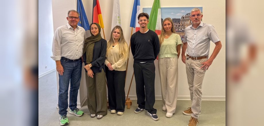 Gruppenfoto der vier neuen Nachwuchskräfte mit Bürgermeister und Hauptamtsleiter
