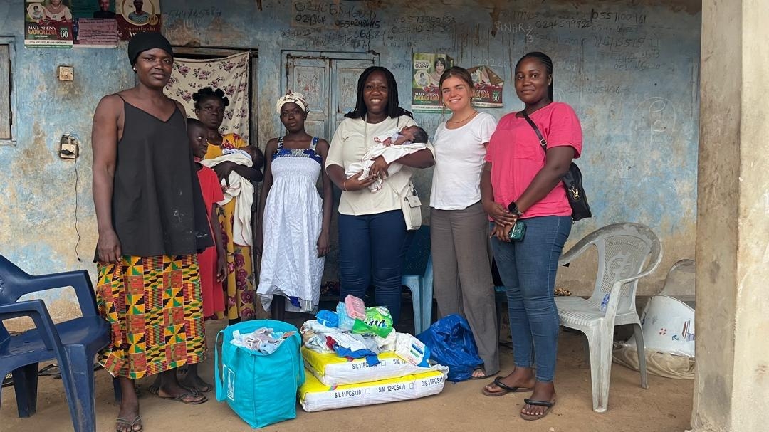 Gruppenfoto Malin Wellstein mit den afrikanischen Frauen