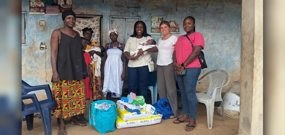 Gruppenfoto Malin Wellstein mit den afrikanischen Frauen