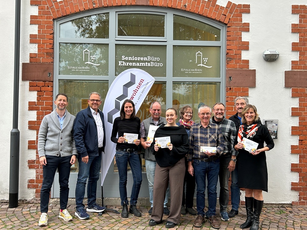 Gruppenfoto der Beteiligten in Eltville vor dem SeniorenBüro