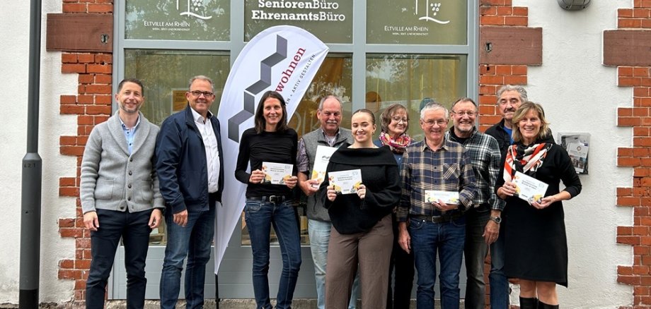 Gruppenfoto der Beteiligten in Eltville vor dem SeniorenBüro