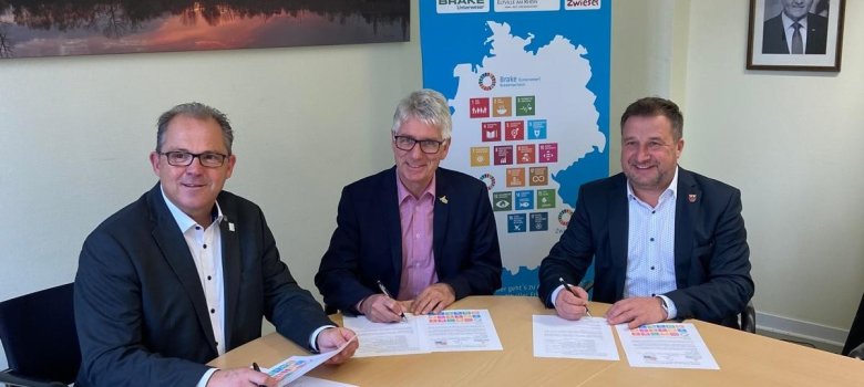 Die drei Bürgermeister unterzeichnen die  Eltviller Erklärung
