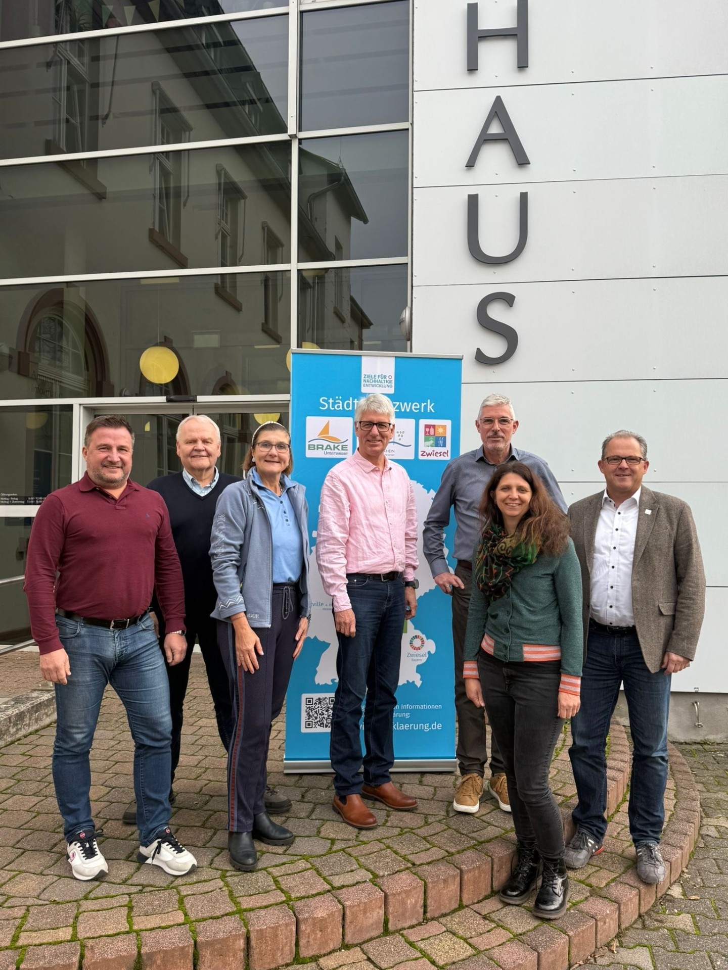 Gruppenfoto der Beteiligten aus den Kommunen vor dem Eltviller Rathaus