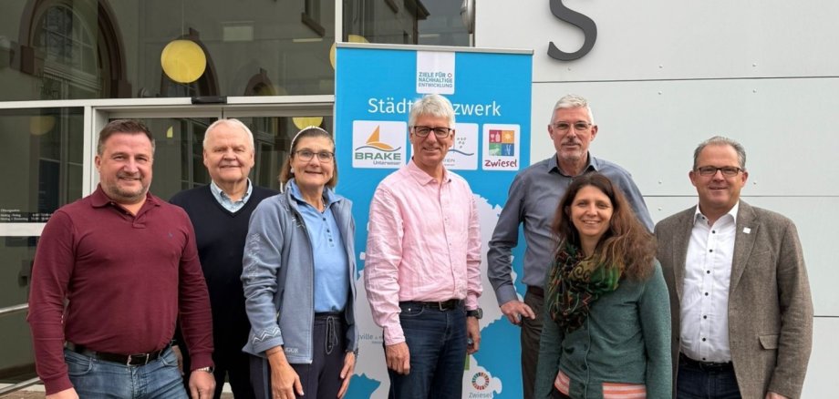 Gruppenfoto der Beteiligten aus den Kommunen vor dem Eltviller Rathaus